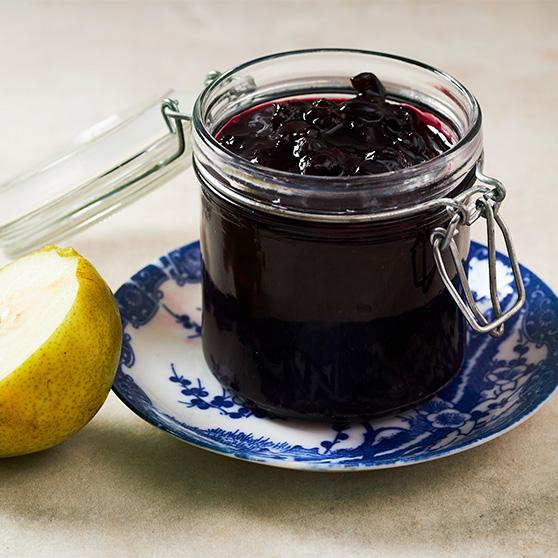 Juodųjų serbentų marmeladas su kriaušėmis ir cinamonu