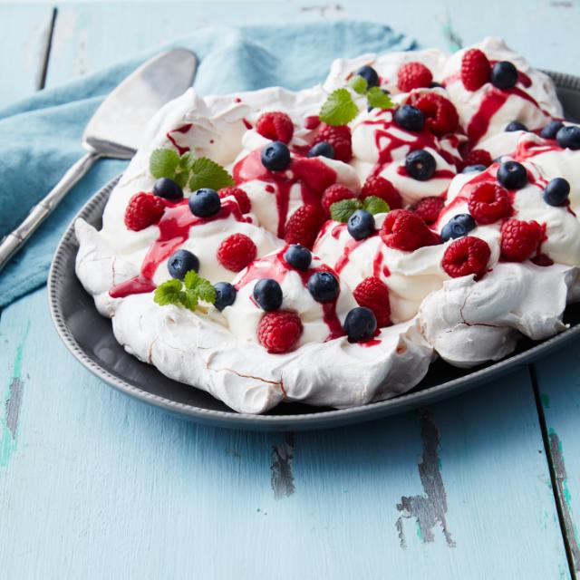 Pavlova su aviečių kremu